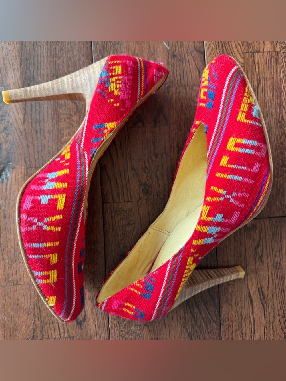 Fiel Anthropologie Mexico Print Red High Heel Pumps SZ 8  for cinco de mayo!